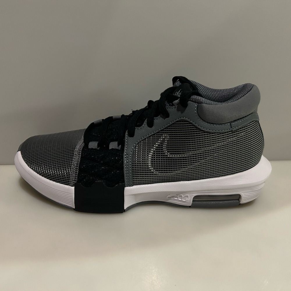 New Nike Lebron Witness 8 Grey Black Basketball Shoes - Size Mens 8 / Wm 9.5 NIB